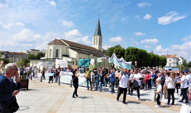 Grande manifestation contre la destruction de la carrire de l'ouest.